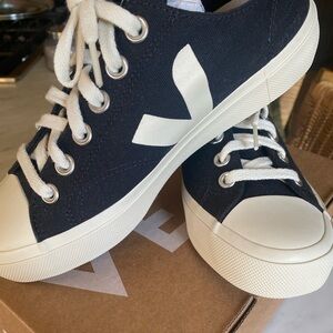 Veja Wata II Low Canvas Sneaker